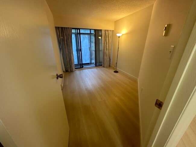 Photo - 3136 Kingsway