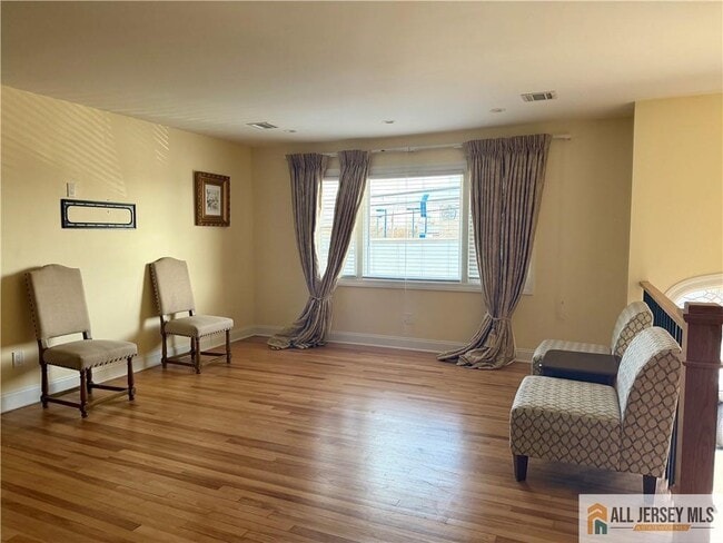 Photo - 1084 Stelton Rd