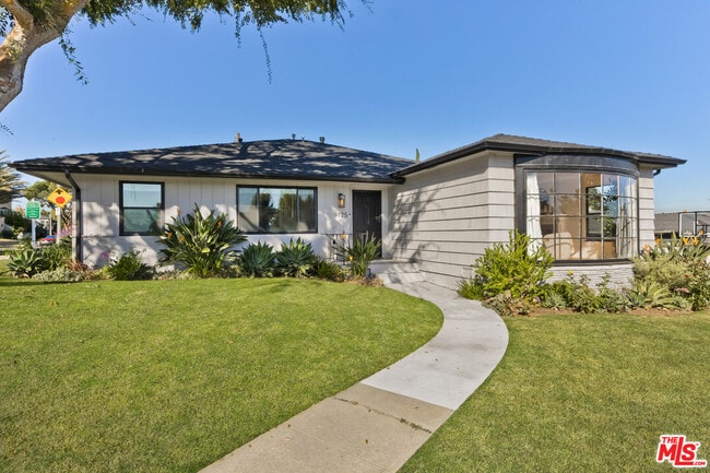 Building Photo - 9125 David Ave