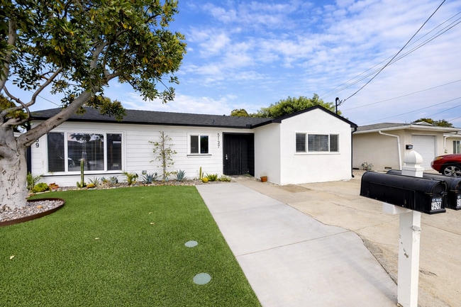 Building Photo - 5BD/2BA, Easy Walk to Campus!!