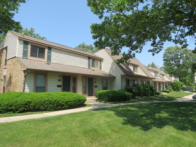 Building Photo - Forest Glen Townhomes