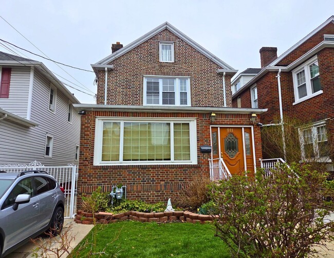 Building Photo - 911 80th St