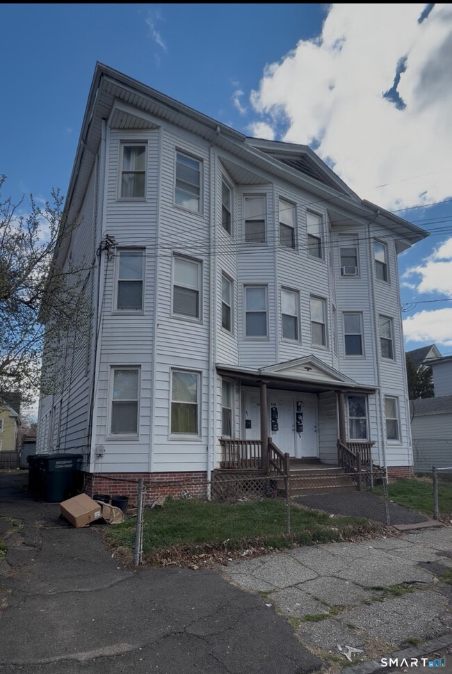 Building Photo - 120 Rennell St