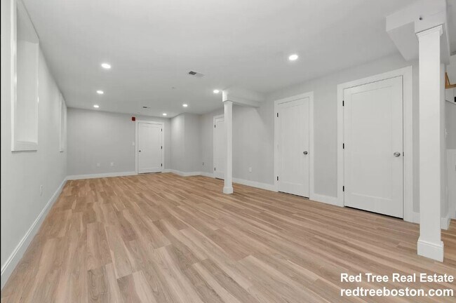 Photo - 160 Webster St