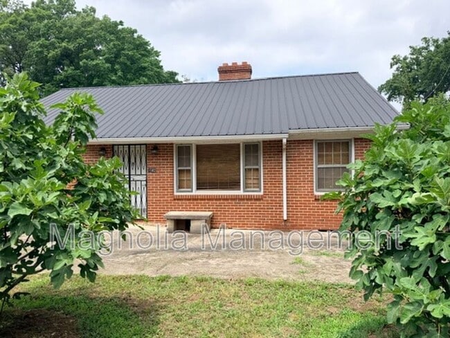 Building Photo - 1502 Oakdale Cir