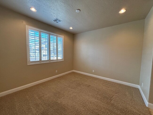 Photo - SPACIOUS TOWNHOME FOR RENT!