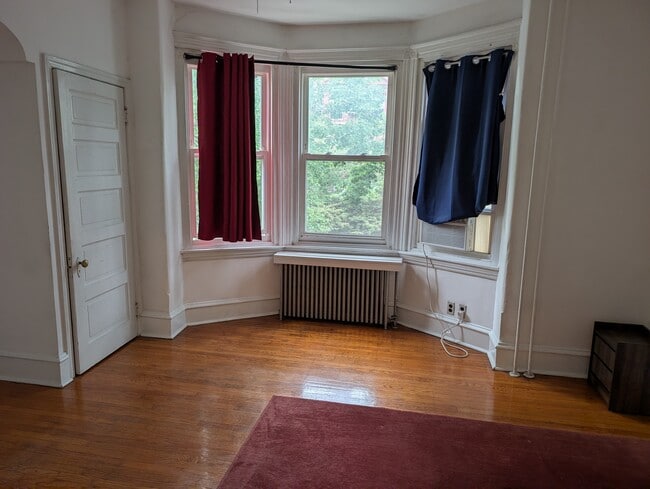 Building Photo - 440 S 43rd St Unit Second Floor Front