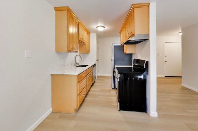 Building Photo - 16878 Meekland Ave Unit 04