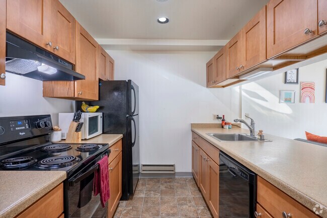 1BR, 2 BA - 840SF - Kitchen - Lakepoint Commons