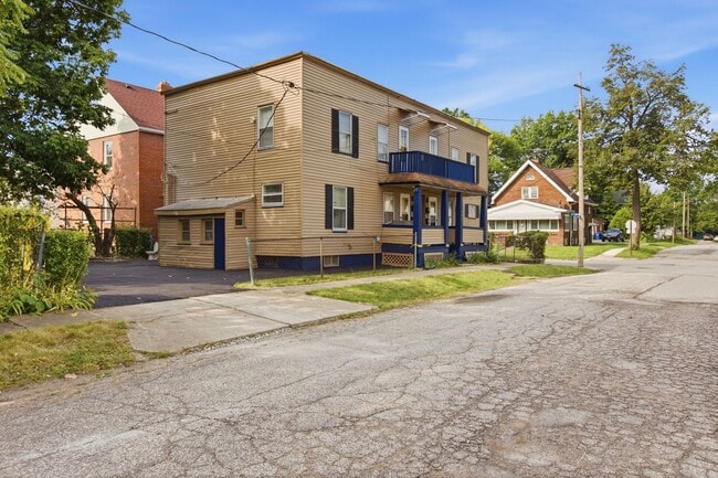 689 Midland Ave Unit 1