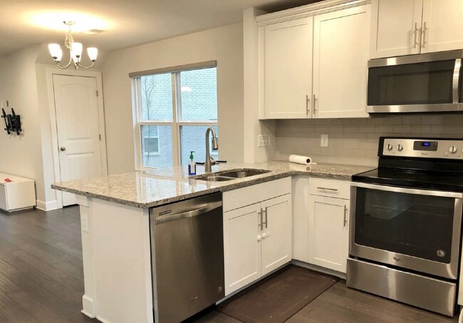 Photo - Cute 2 bd/2.5 bath w/fenced patio