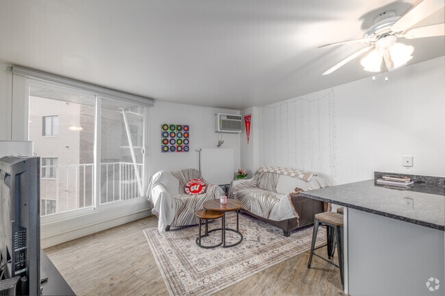 1BR, 1BA - 612SF - Living Room