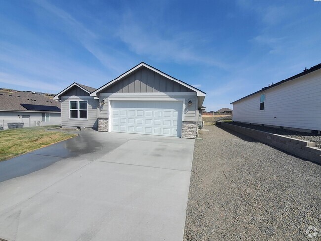 Building Photo - Brand new rental!