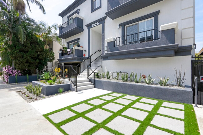 Photo - 1325 N Poinsettia Pl