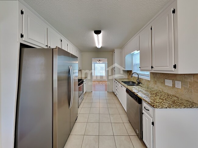 Photo - 502 Silver Maple Ln