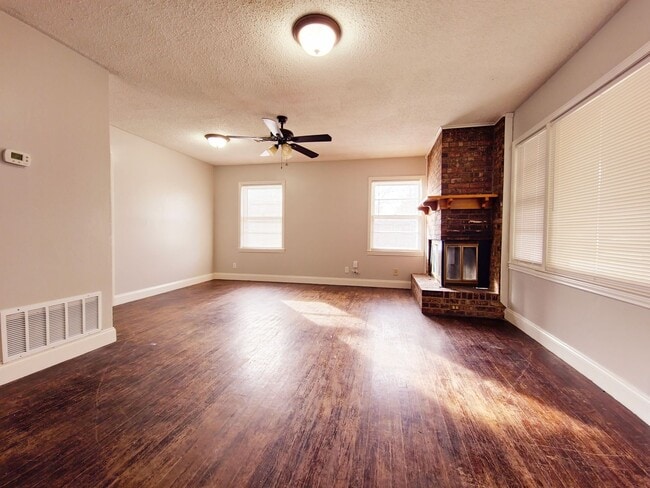 Photo - AUGUST PRE-LEASE - 3/2/2 In the Medical District