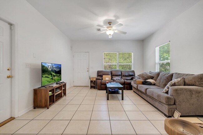 Photo - 829 Dent St House