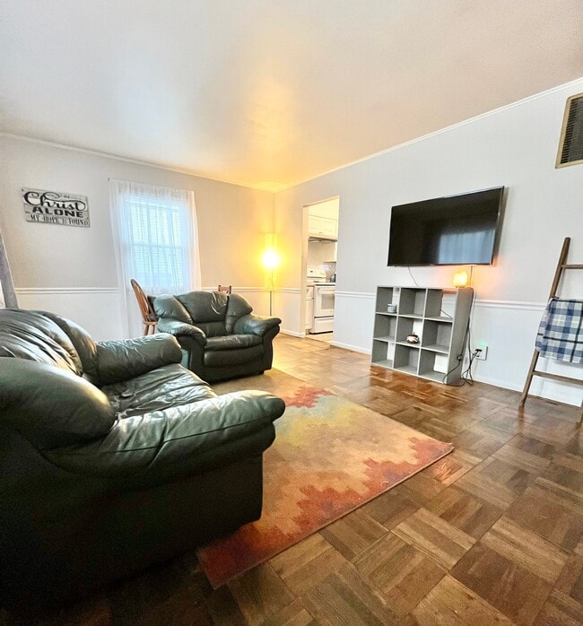 Photo - 549 W 13th St