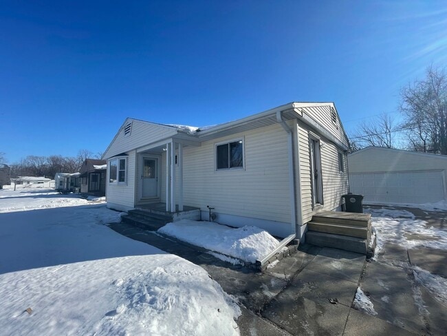 Photo - Spacious 2 bed, 1 bath home for rent in NE Waterloo available IMMEDIATELY .