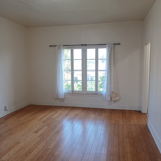Building Photo - 5757 Franklin Ave Rental