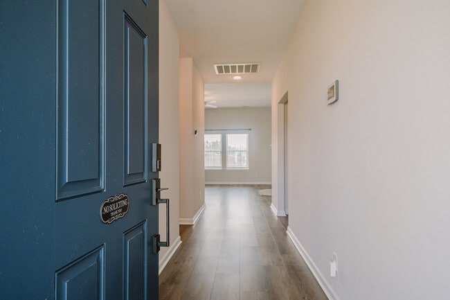 Photo - 215 Deerfield Dr NE
