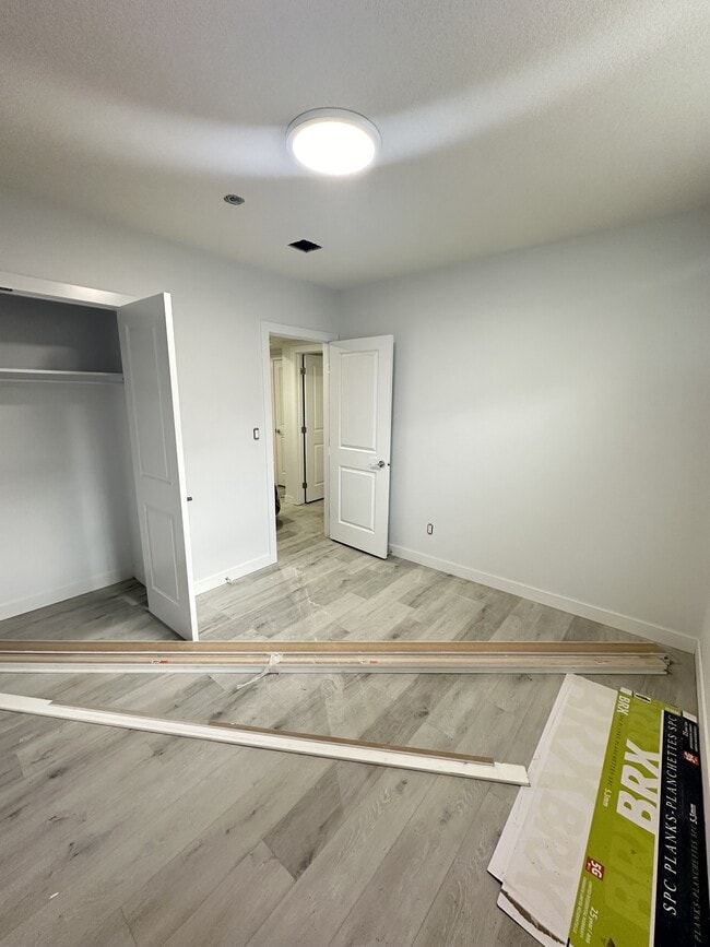 Photo - 1460-1422 22 St NW