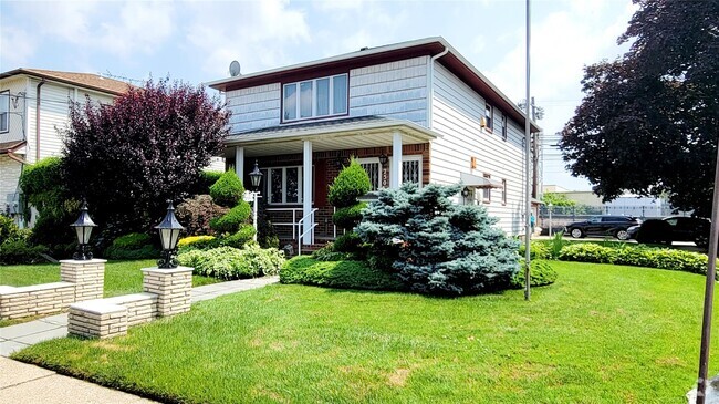 Building Photo - 250 Maple Pl Rental