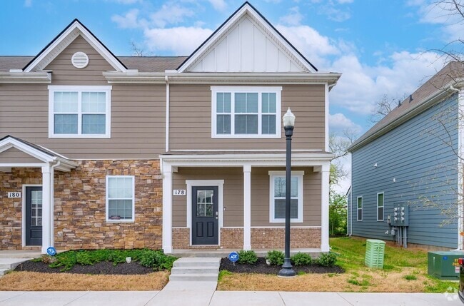 Building Photo - Bright 3-Bed End-Unit Townhome in Cedar St...