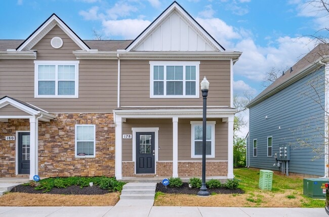 Bright 3-Bed End-Unit Townhome in Cedar St... - Bright 3-Bed End-Unit Townhome in Cedar St...