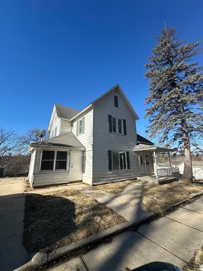 3 bedroom house $750 - 3 bedroom house $750