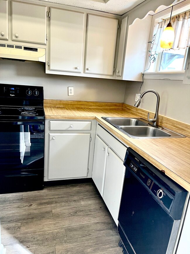 Photo - 589 Delzan Plz