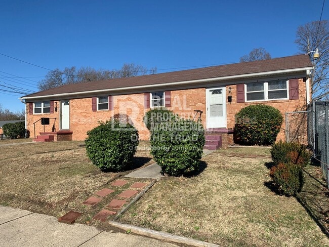 Building Photo - 903 E Bragg St