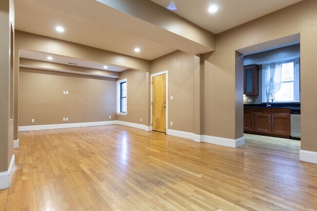 Photo - No Brokers Fee, Large Unit on Washington Sq. In-Unit Washer and Dryer, Central Heat/AC Large Bedr...