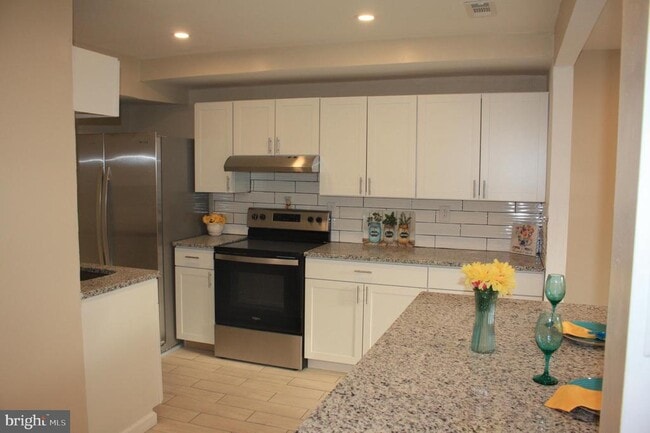 Building Photo - 115 E Kings Hwy Unit 299