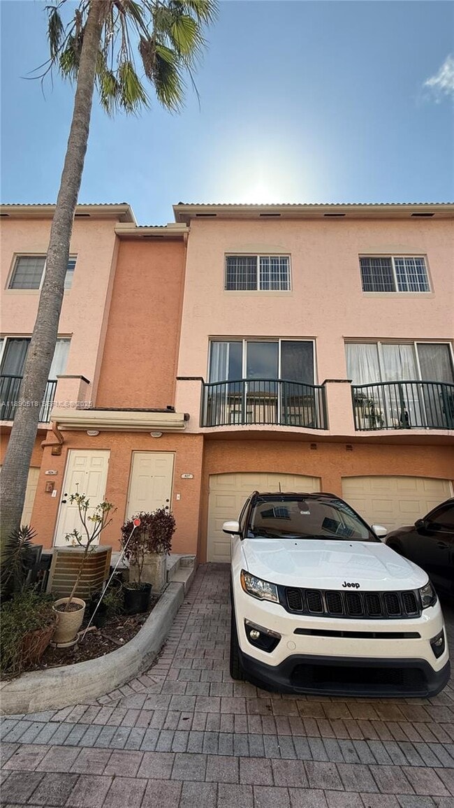 Building Photo - 2107 SE 10th Ave Unit 827