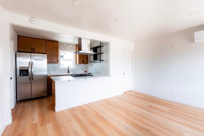 Photo - 784 E Walton St