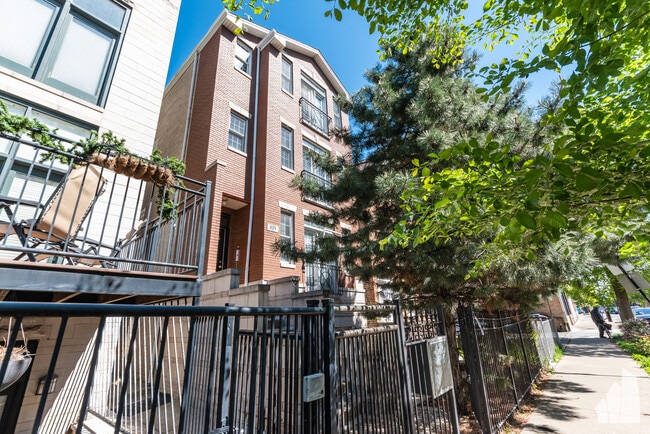 Building Photo - 819 N Wood St Unit 3