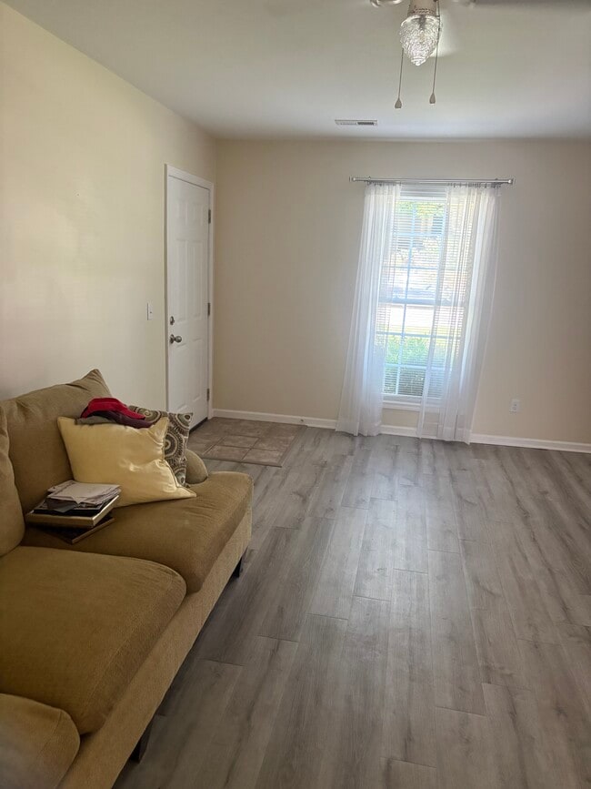 Living Room - 416 N Green St Unit Apt A