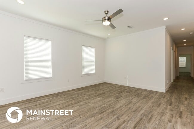 Photo - 2112 Belzise Terrace