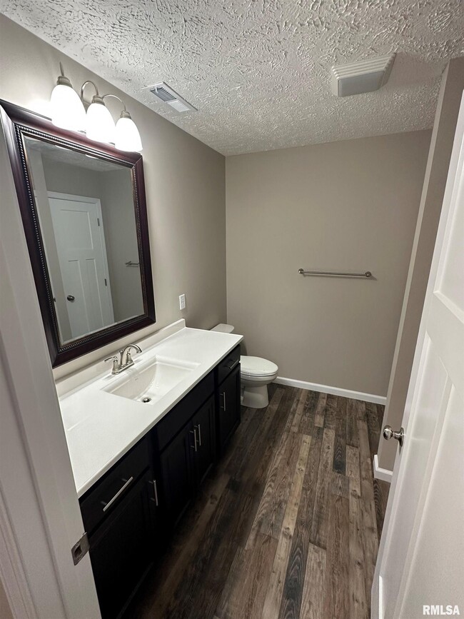 Building Photo - 408 S Van Buren St Unit A