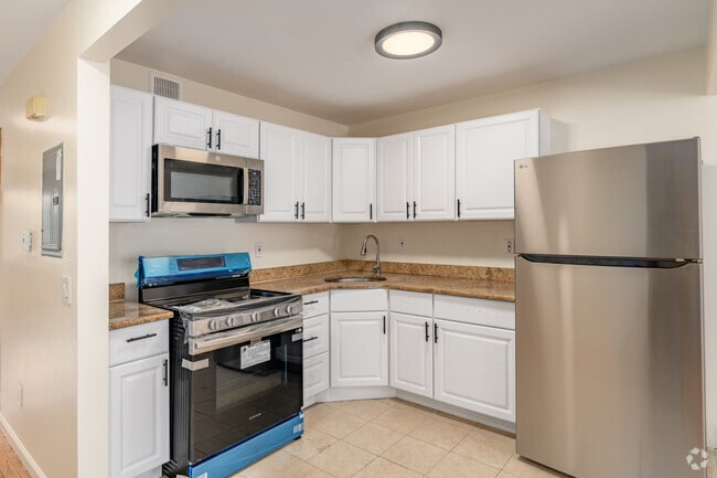 3BR, 1BA - 906SF - Kitchen
