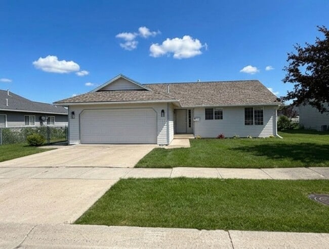 Building Photo - Lovely Kalispell home with a garage