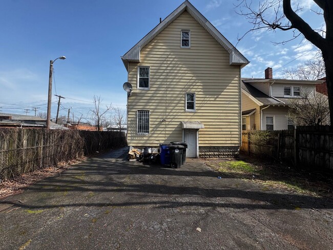 Building Photo - 880 Stevenson Rd Unit Up