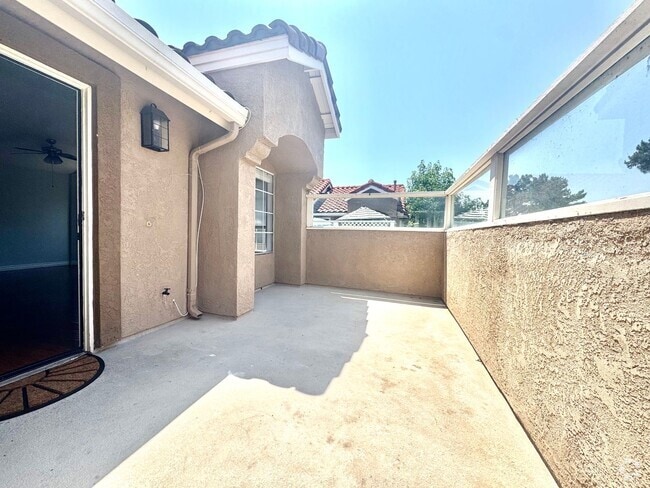 Building Photo - 2 Bed, 2 Bath Upper End Unit in Beautiful ... Rental