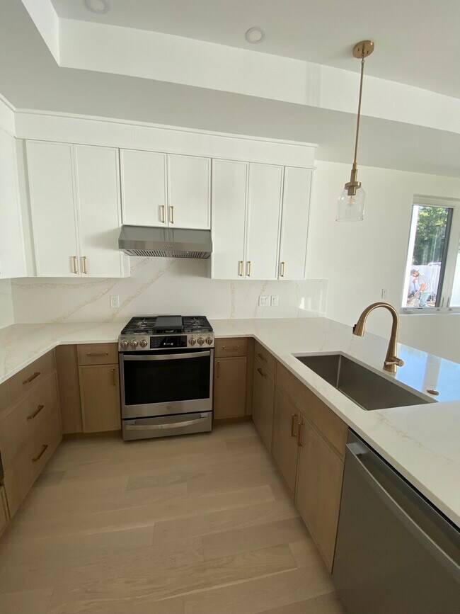30 Swan Ave Unit BRANDNEW 2br2ba privYARD