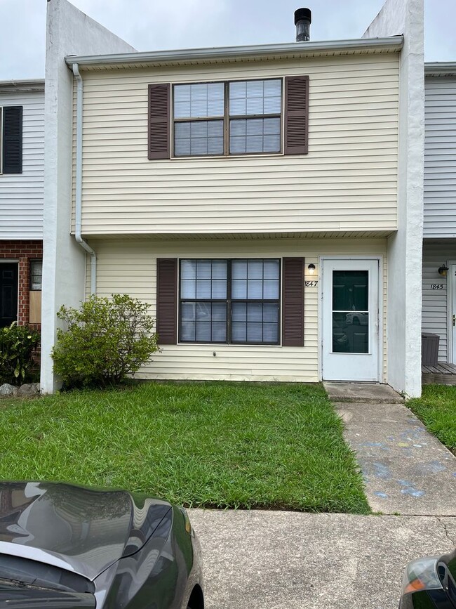 3 bedroom/2 bath Duplex Unit in Williamsburg - 3 bedroom/2 bath Duplex Townhome Unit in Williamsburg