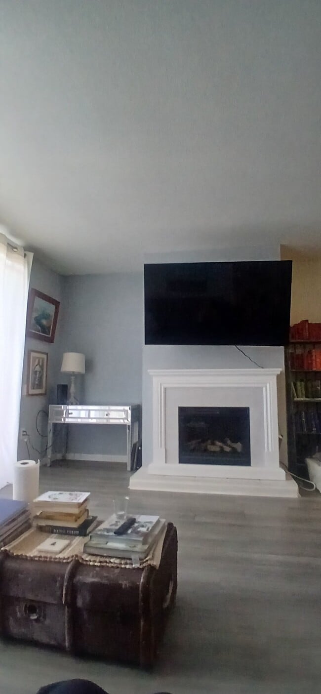 Photo - 899 Woodside Ln E