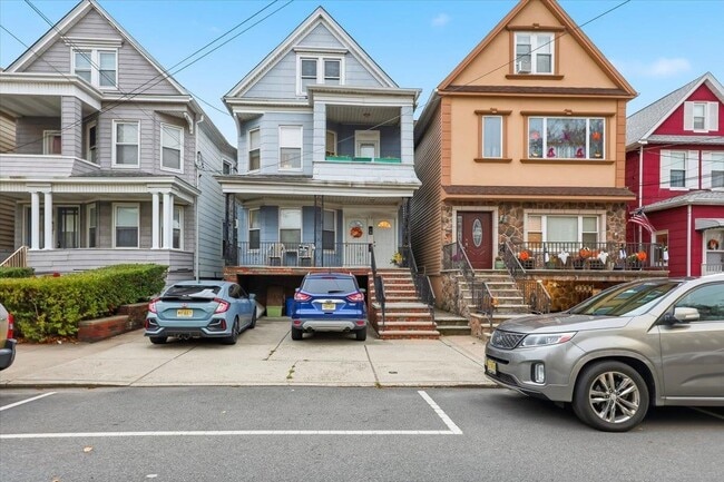 Building Photo - 98 W 47th St