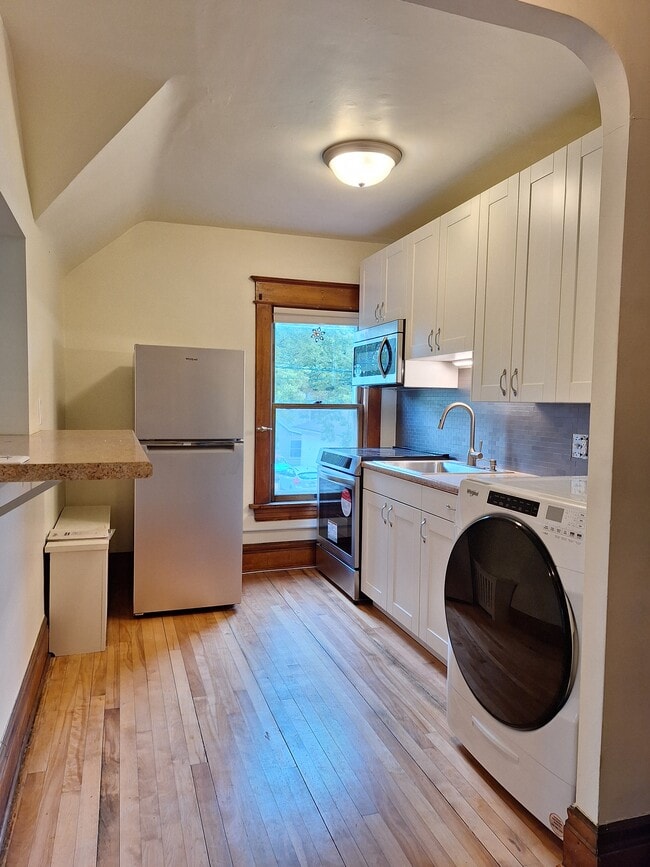 Building Photo - 384 Hall Ave Unit #2 Rental