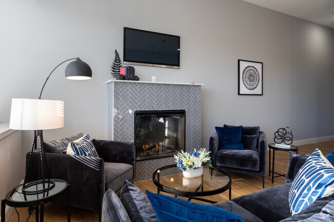2BR, 1BA - 994sf